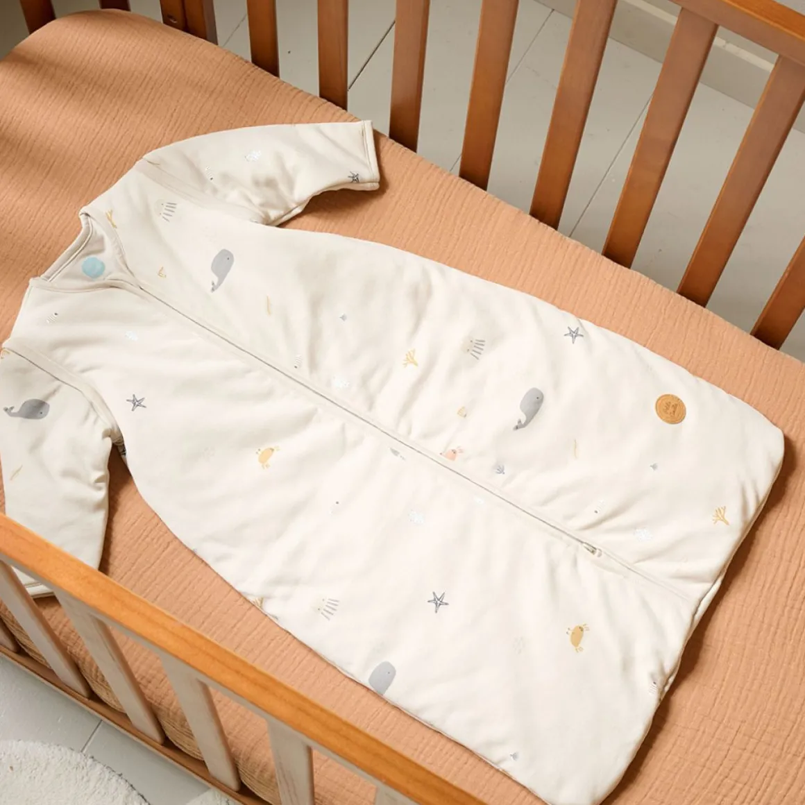 BABY SLAAPZAK MET AFRITSBARE MOUWEN u00abSEA LIFEu00bb | BEIGE | 90 CM | 6-18 MAANDEN