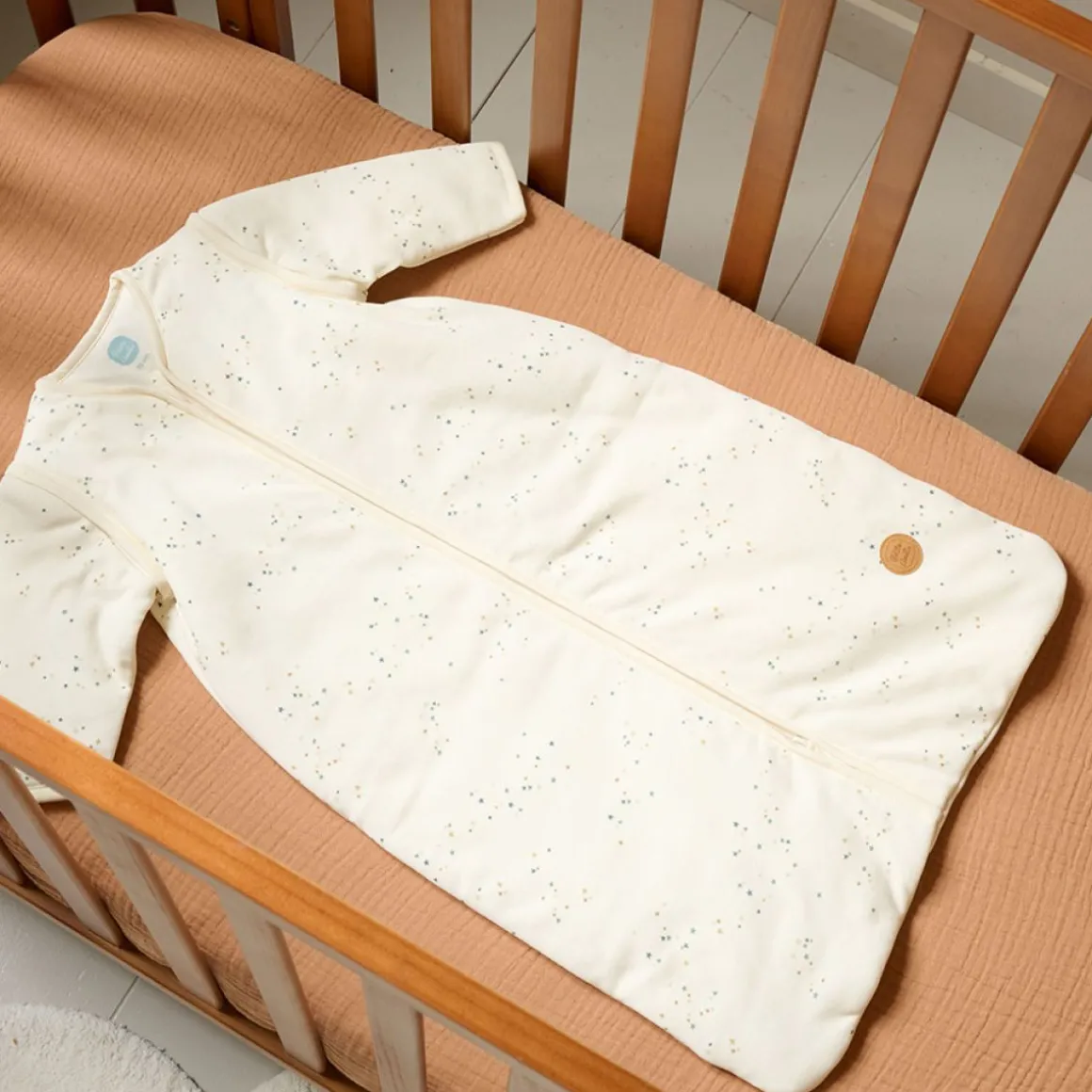 BABY SLAAPZAK MET AFRITSBARE MOUWEN u00abSTARSu00bb | OFF-WHITE | 70 CM | 3-6 MAANDEN