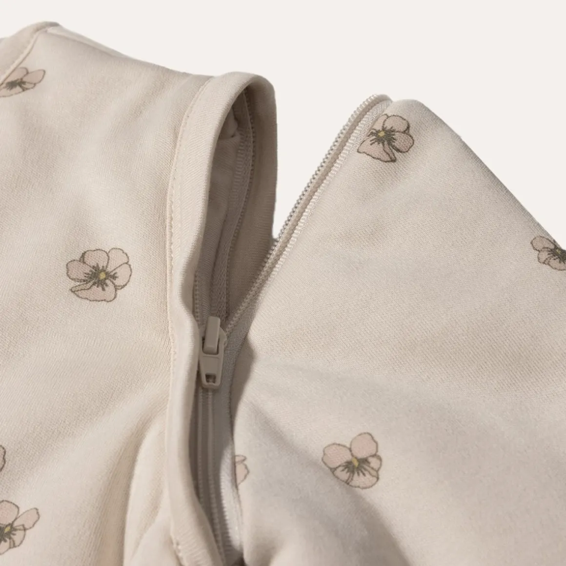 BABY SLAAPZAK MET AFRITSBARE MOUWEN u00abPANSYu00bb | BEIGE-ROZE | 90 CM | 6-18 MAANDEN