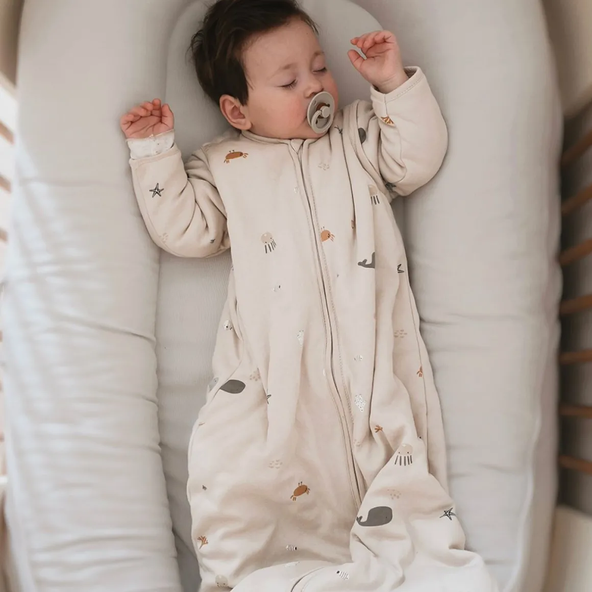 BABY SLAAPZAK MET AFRITSBARE MOUWEN u00abSTARSu00bb | OFF-WHITE | 70 CM | 3-6 MAANDEN