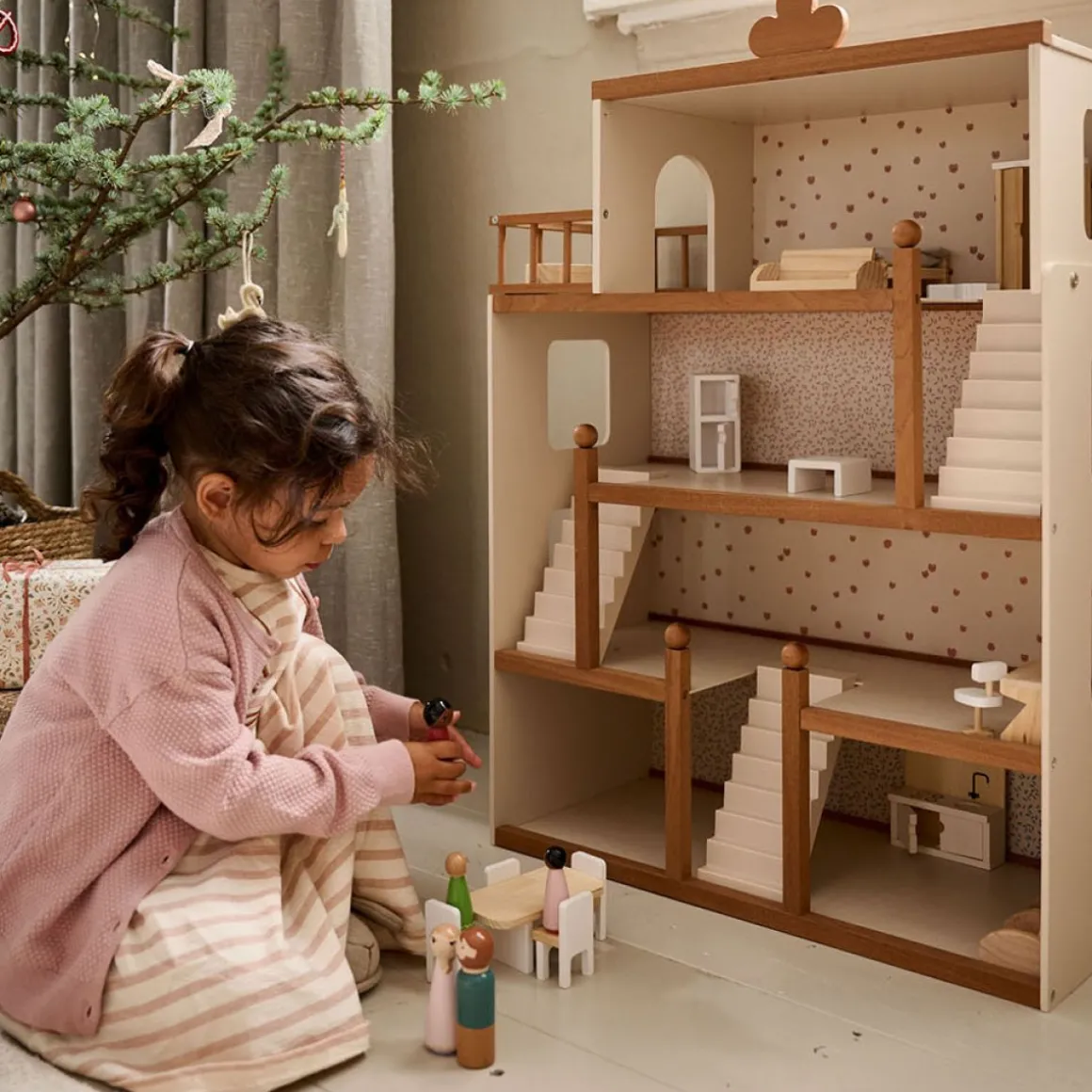 GROOT HOUTEN POPPENHUIS u00abFLEURu00bb | INCL. 19-DELIGE MEUBELSET | 87 cm | BEIGE & WALNOOT