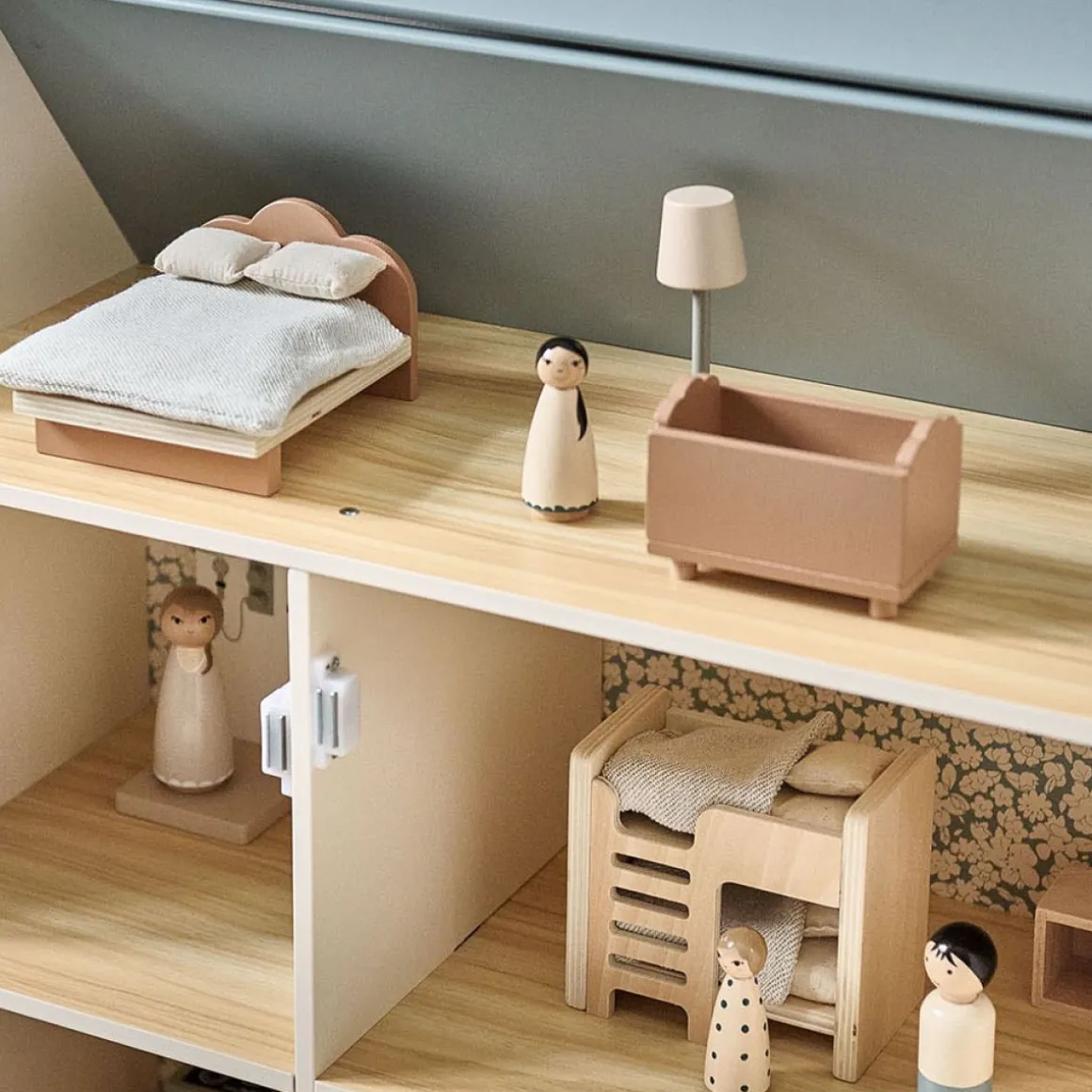 HOUTEN POPPENHUIS u00abCAMPAGNEu00bb | INCL. 14-DELIGE MEUBELSET | 81 CM | WIT & PASTELBLAUW