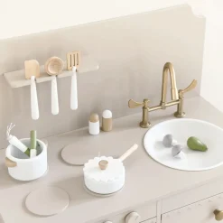 Houten speelkeuken | u00abSorbieru00bb | Taupe | Met 13-delige witte keukenset