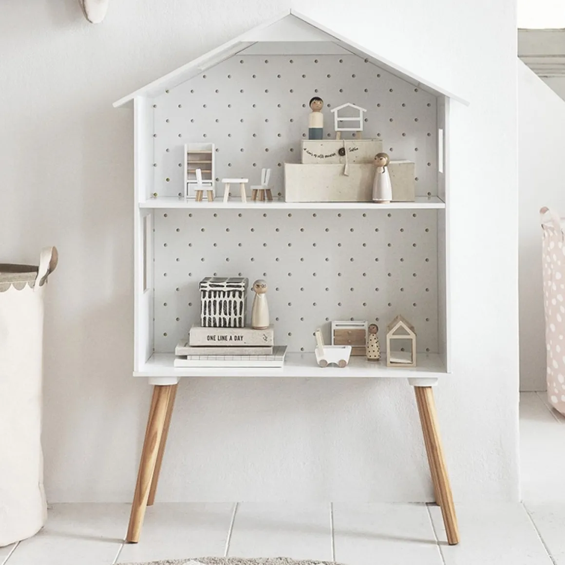 Poppenhuis / wandrek uit hout voor kinderkamer (excl. accessoires)